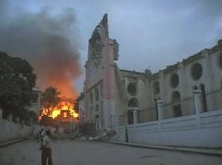 Un incendie a éclaté dans ce batîment détruit par le séisme à Port-au-Prince, le 12 janvier 2010. Reuters TV