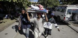 Tremblement de terre en Haïti: Dans Port-au-Prince dévastée, la survie s'organise peu à peu