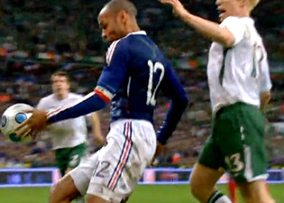 Football: pas de sanction pour Thierry Henry après sa main contre l'Eire