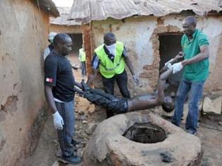 Un corps sorti d'un puits à Kuru Karama, à 30 kilomètres de Jos, au Nigeria.