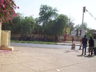 Des blindés devant l'hôpital de Niamey, le 18 février 2010.