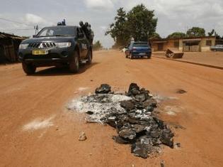 Une patrouille de police ivoirienne circule dans les rues de Gagnoa, le 20 février 2010. (Photo: Reuters)