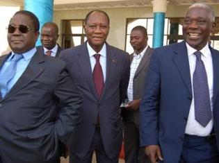 Henri Konan Bédié (G), Alassane Ouattara (C) et Alphonse Djé Djé Mady (D) du RHDP à la sortie de leur entretien avec le président burkinabé Blaise Compaoré, médiateur dans la crise ivoirienne, le 21 février 2010 à Ouagadougou.