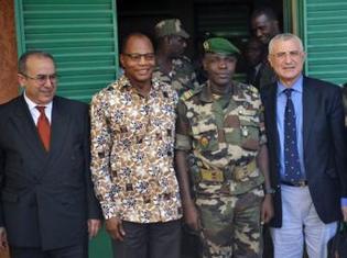 De gauche à droite : Ramtane Lamamra (UA), Mohamed Ibn Chambas (CEDEAO), Salou Djibo (CSRD) et Saïd Djinnit (ONU), le 21 février 2010 à Niamey.