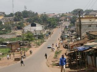 Vue d'une des rues principales de Gagnoa (Côte d'Ivoire).