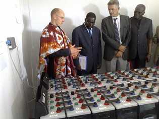 L'Ambassadeur et le secrétaire général du Ministre en compagnie de Modibo Diop, Directeur de l'ASER écoutant les explications de l'expert de l'INENSUS, Jacob