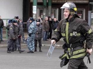 Les pompiers interviennent à la station de métro Loubianka, à Moscou, suite à une explosion ayant fait au moins 25 morts au matin du 29 mars 2010.