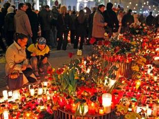 Des milliers de Polonais se recueillent devant le palais présidentiel, à Varsovie pour rendre hommage au président Lech Kaczynski, à son épouse Maria, et aux autres dignitaires du régime décédés dans l'accident d'avion, le 10 avril 2010.