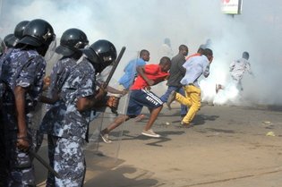 Des dizaines de militants de l’opposition interpelés