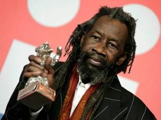 Le comédien Sotigui Kouyaté recevait l'Ours d'argent du meilleur acteur au 59e Festival international du film de Berlin, en février 2009.