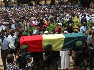 Funérailles nationales pour le leader syndical Ibrahima Fofana, la secrétaire générale de la CSLG, Magbé Bangoura et deux journalistes de la RTG, Aboubacar Lansana Camara et Lamba Mansaré, le 19 avril 2010 à Conakry.