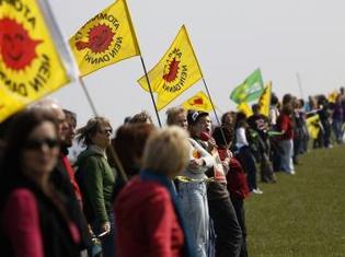 Une chaîne humaine de plus de cent mille personnes pour dire non au nucléaire en Allemagne