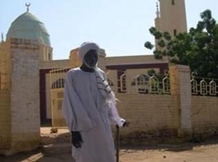 Un vieil homme devant la mosquée d’El-Fasher, la capitale du Darfour Nord.