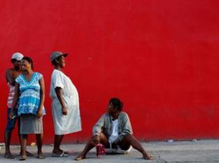 Des femmes enceintes dans une file d'attente de distribution de tentes en Haïti, en février 2010. Reuters/ Carlos Barria