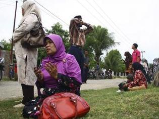 Des habitants de la province d'Aceh sur l'île de Sumatra prient après avoir ressenti les premières secousses du trmblement de terre de ce dimanche 9 mai.