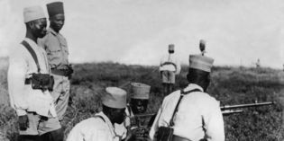 Des tirailleurs sénégalais à l'instruction dans un camp d'entraînement dans les colonies françaises en Afrique, le 4 décembre 1939 .