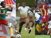 Le Camerounais Alexandre Song, l'Ivoirien Didier Drogba et le Ghanéen Mathew Amoah en difficultés.