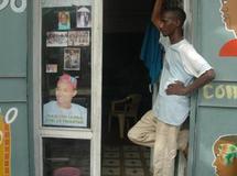 Ousmane Diallo à la porte de sa boutique du quartier de la Médina. «J’ai confiance dans chacun des cinq favoris du scrutin».