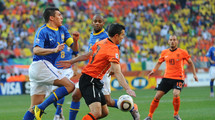 C'EST FINI !!!! Les Pays-Bas se qualifient pour les demi-finales de la Coupe du monde 2010. Pays-Bas 2 Brésil 1