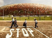 Des policiers patrouillant devant le Soccer City stadium de Johannesburg.