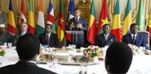 Le président français Nicolas Sarkozy (c) s'adresse aux 13 dirigeants africains lors d'un déjeuner au Palais de l'Elysée à Paris, le 13 juillet 2010. REUTERS/Remy de la Mauviniere