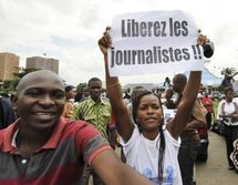 Une journaliste ivoirienne manifeste pour la libération de trois journalistes, le 23 juillet 2010 devant le palais de justice d'Abidjan (© 2009 AFP)