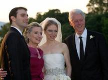 L'ancien président des Etats-Unis Bill Clinton (D), son épouse la secrétaire d'Etat américaine Hillary Clinton (2è G) posent pour la postérité aux côtés des jeunes mariés, à Rhinebeck, le 31 juillet 2010. L'ancien président des Etats-Unis Bill