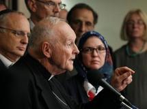 Le cardinal Theodore McCarrick (C), le Dr Ingrid Mattson la présidente de la Société islamique d'Amérique du Nord ( D), et le rabbin David Saperstein (G), ont condamné la décision de l'église de Gainesville, en Floride, de brûler le Coran. AFP