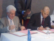 Karim Wade et Mr Raymond BENJAMIN, Secrétaire Général de l’OACI lors de la signature d'accord entre l'OACI et le Sénégal relatif à la coopération dans le domaine de l'Aviation Civile.