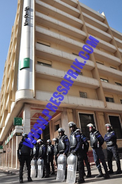 Reportage PHOTOS: la police et la gendarmerie déploient l'artillerie lourde anti-émeutes