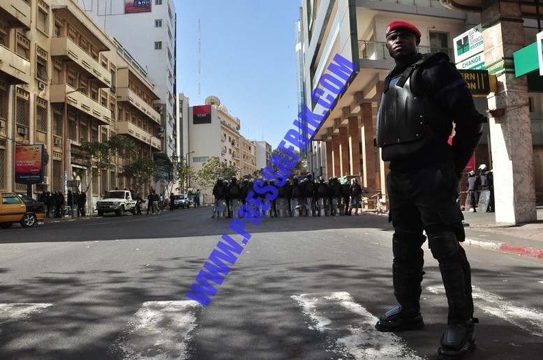 Reportage PHOTOS: la police et la gendarmerie déploient l'artillerie lourde anti-émeutes