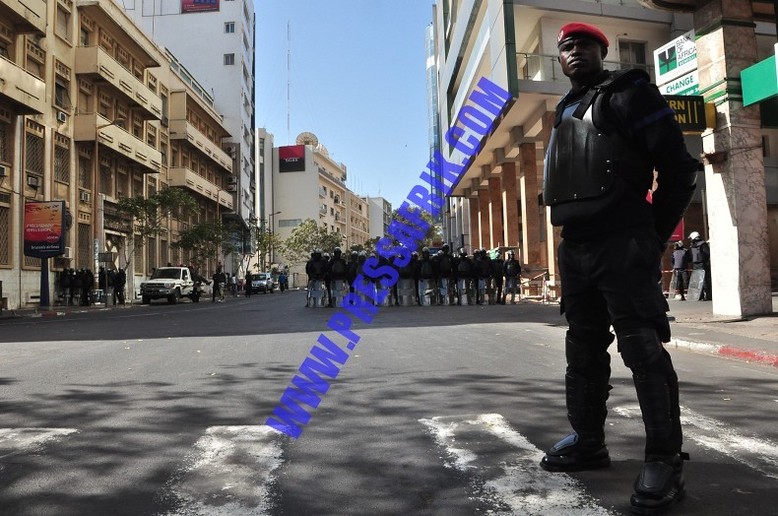 Reportage PHOTOS: la police et la gendarmerie déploient l'artillerie lourde anti-émeutes