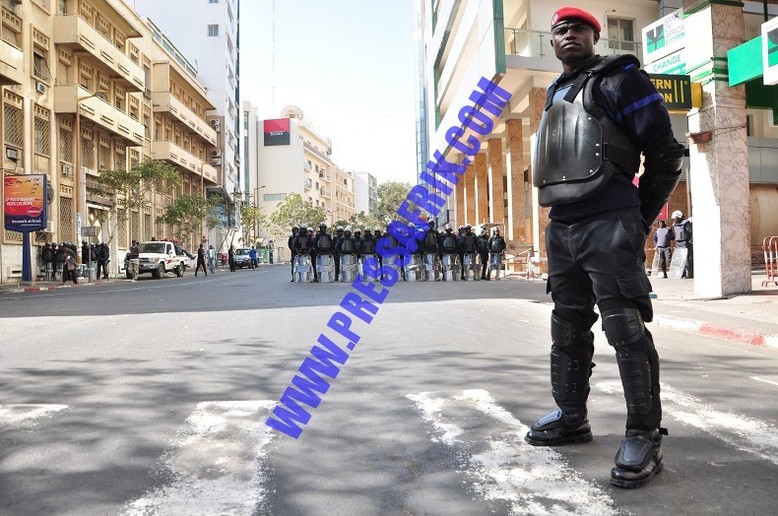 Reportage PHOTOS: la police et la gendarmerie déploient l'artillerie lourde anti-émeutes