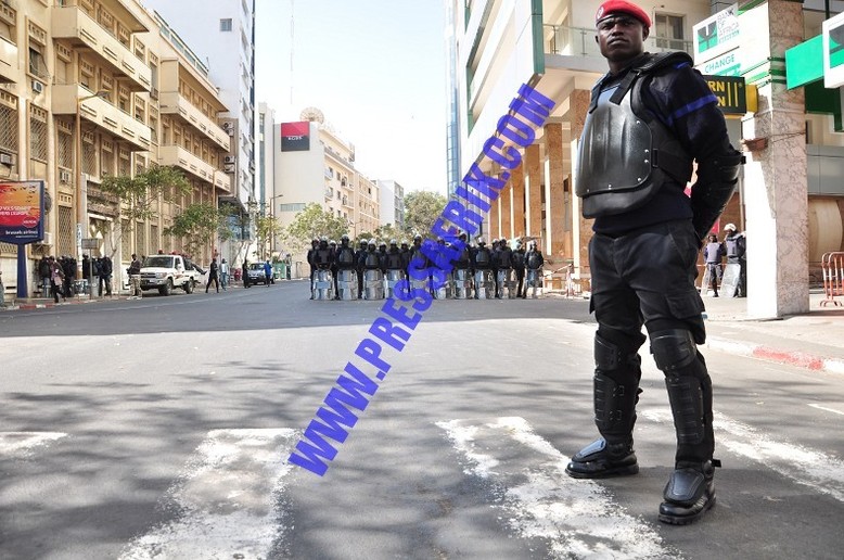 Reportage PHOTOS: la police et la gendarmerie déploient l'artillerie lourde anti-émeutes