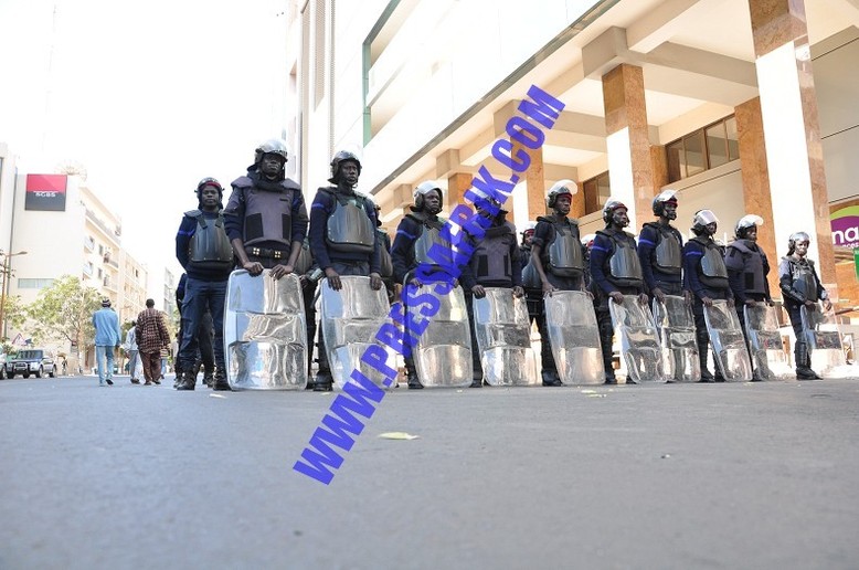 Reportage PHOTOS: la police et la gendarmerie déploient l'artillerie lourde anti-émeutes