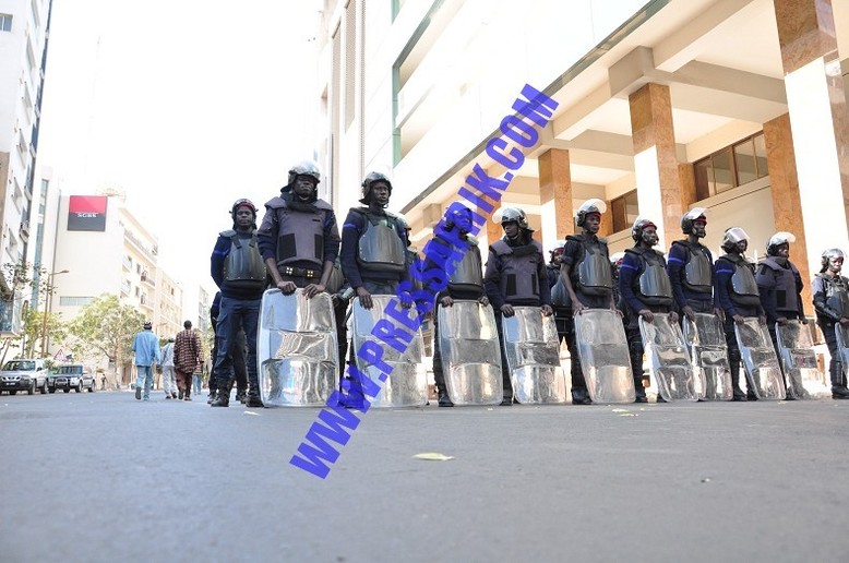 Reportage PHOTOS: la police et la gendarmerie déploient l'artillerie lourde anti-émeutes