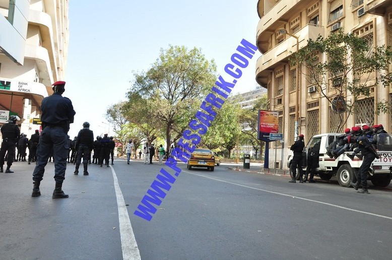 Reportage PHOTOS: la police et la gendarmerie déploient l'artillerie lourde anti-émeutes