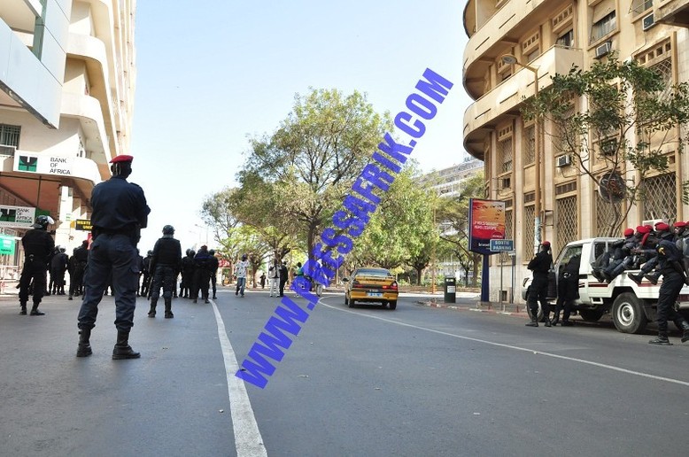 Reportage PHOTOS: la police et la gendarmerie déploient l'artillerie lourde anti-émeutes