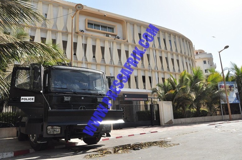 Reportage PHOTOS: la police et la gendarmerie déploient l'artillerie lourde anti-émeutes