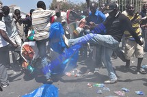 Reportage Photos: Les représentations de Wade tabassées et brulées par les manifestants