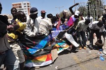 Reportage Photos: Les représentations de Wade tabassées et brulées par les manifestants