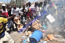 Reportage Photos: Les représentations de Wade tabassées et brulées par les manifestants