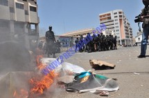 Reportage Photos: Les représentations de Wade tabassées et brulées par les manifestants