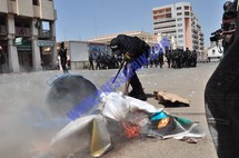 Reportage Photos: Les représentations de Wade tabassées et brulées par les manifestants