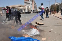 Reportage Photos: Les représentations de Wade tabassées et brulées par les manifestants