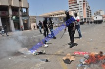 Reportage Photos: Les représentations de Wade tabassées et brulées par les manifestants