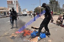 Reportage Photos: Les représentations de Wade tabassées et brulées par les manifestants