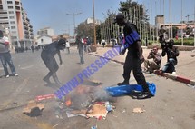 Reportage Photos: Les représentations de Wade tabassées et brulées par les manifestants