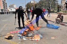 Reportage Photos: Les représentations de Wade tabassées et brulées par les manifestants