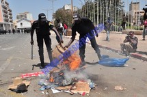 Reportage Photos: Les représentations de Wade tabassées et brulées par les manifestants